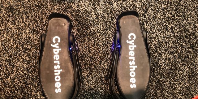 Cyber​​shoes允许用户运行和走进虚拟现实游戏。